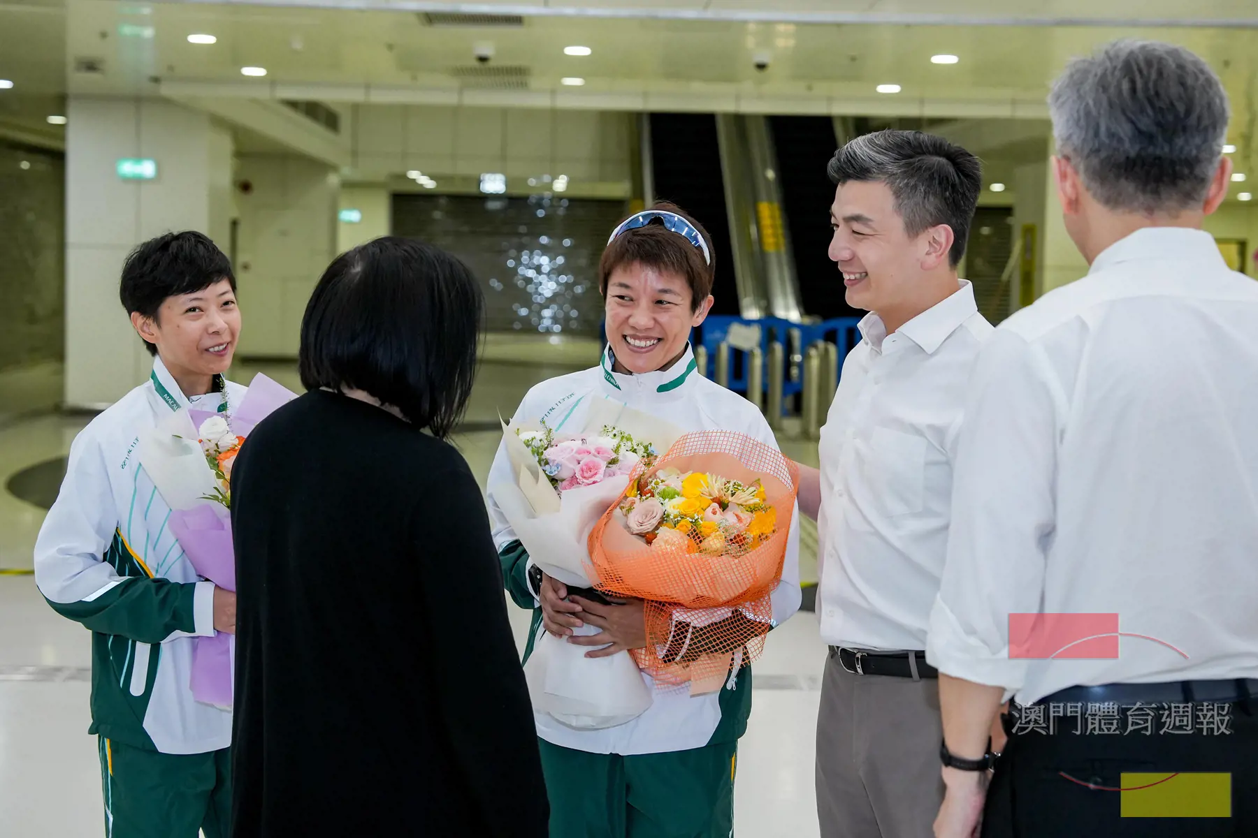 4 體育局局長張子軒祝賀許朗勇奪佳績.jpg